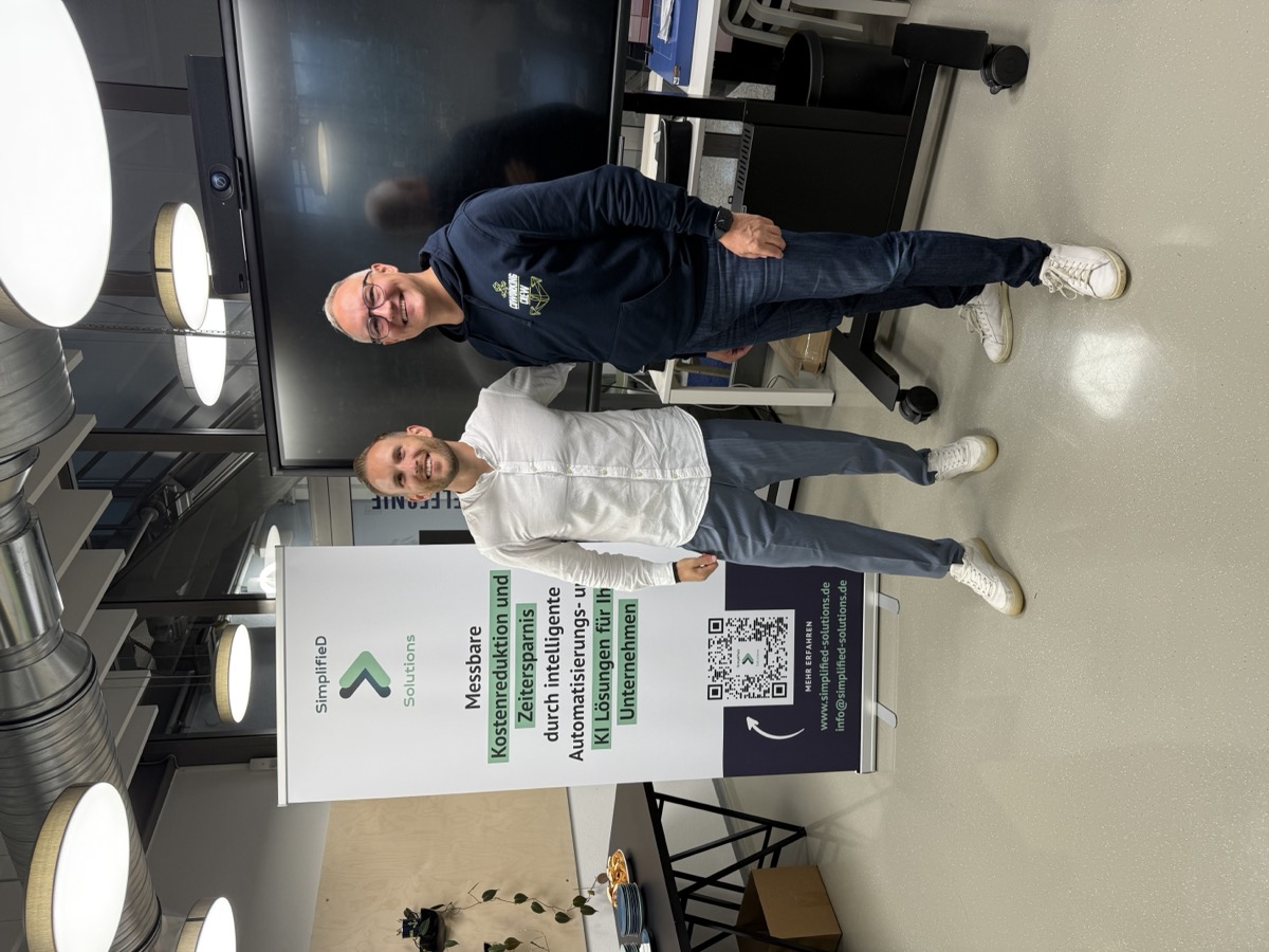 Gabriel und Oliver vor SimplifieD Solutions Banner