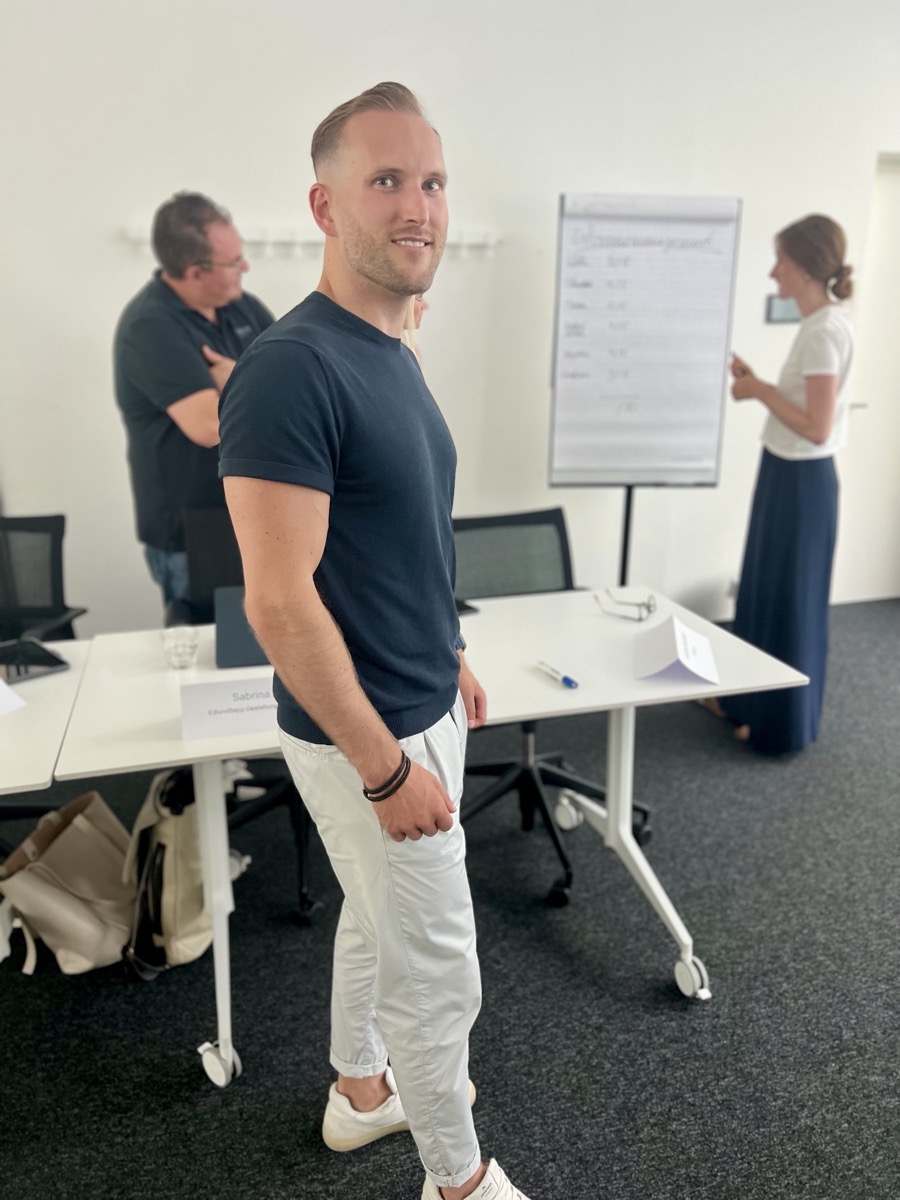 Workshop-Teilnehmer am Flipchart